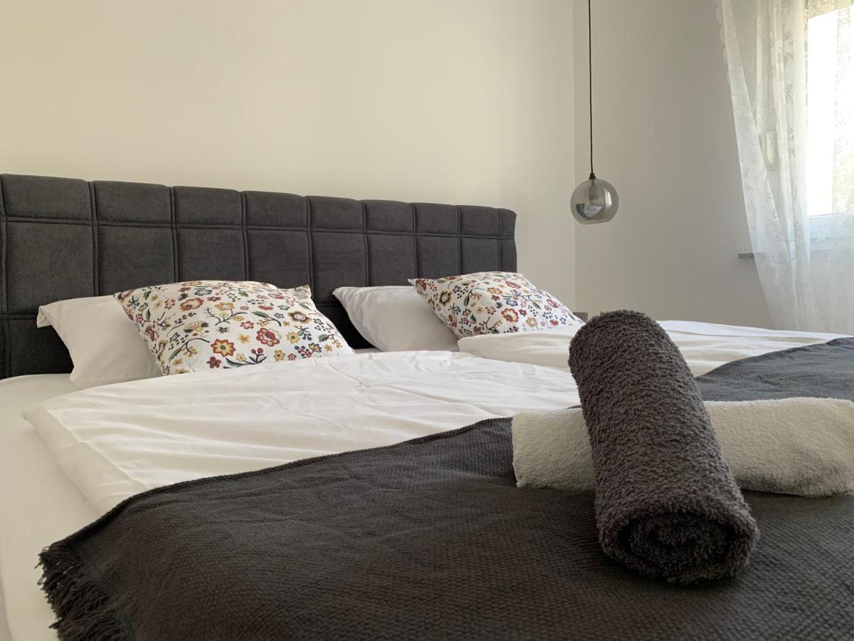 Apartments Luce Трогир Екстериор снимка